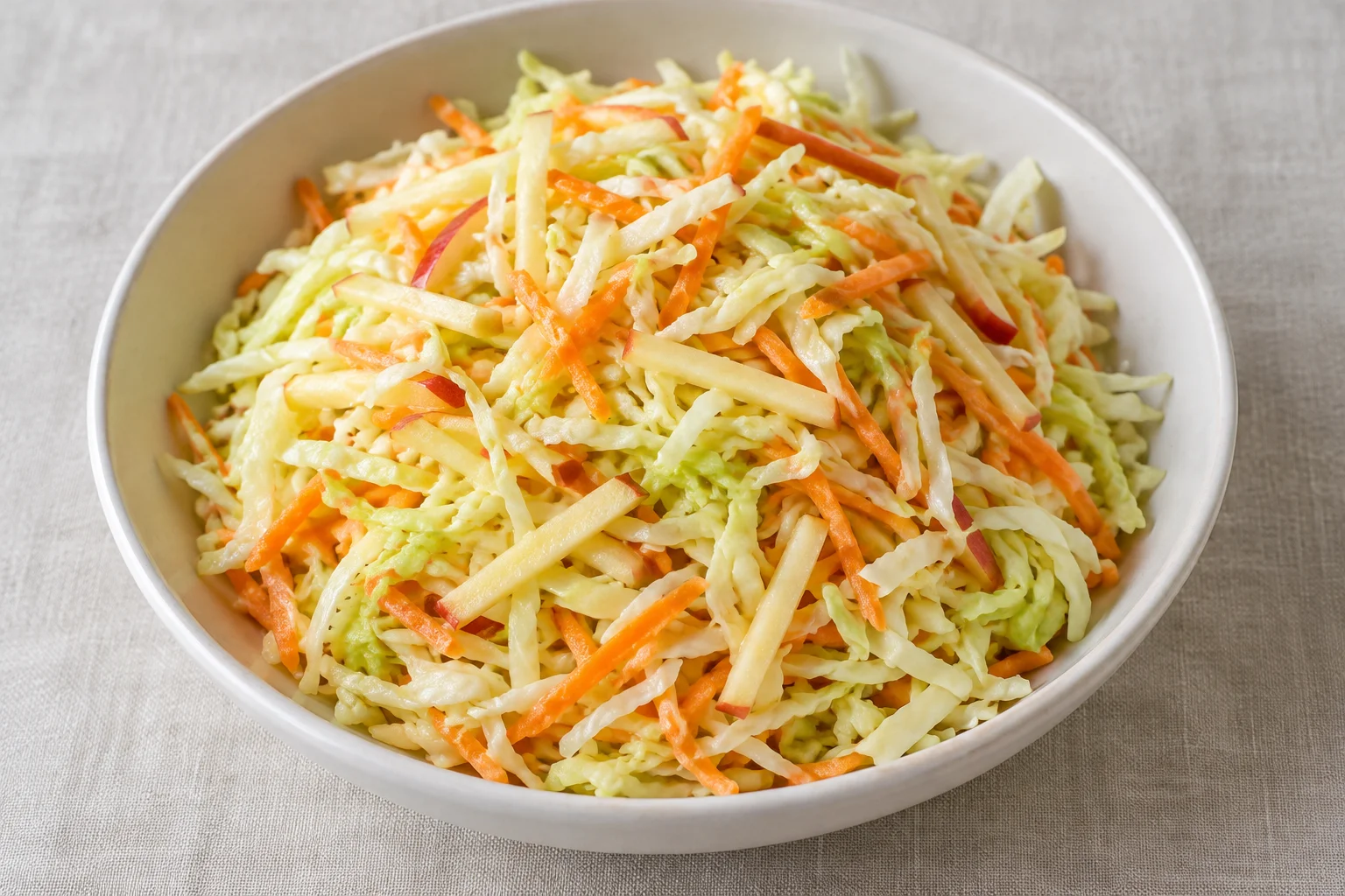 Капуста с морковью и яблоком